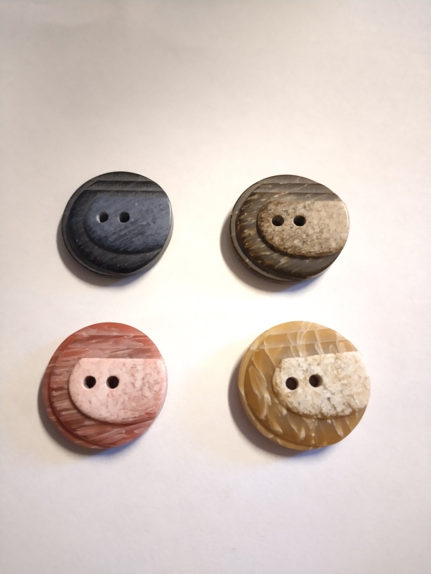 DILL Nappi 23 mm eri värejä