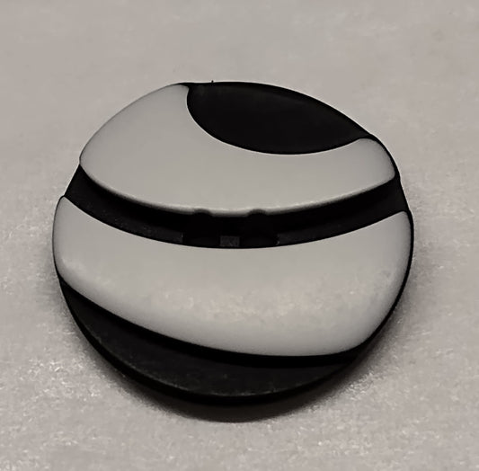 Mustavalkoinen muovinappi 18 mm